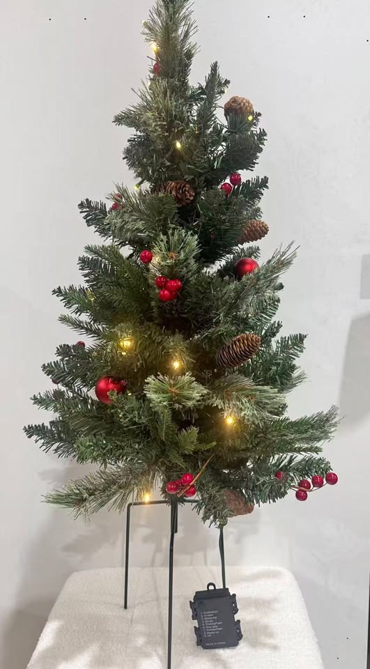 CMT-PDT2P Outdoor Light-Up Christmas Tree